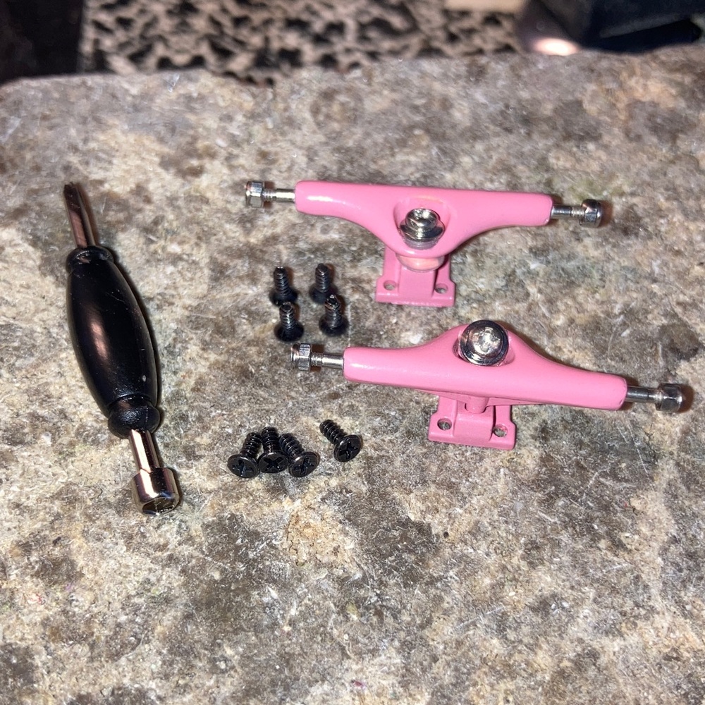 34mm reverse kingpin fingerboard trucks